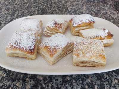 Gli Sporcamuss� La cucina barese, a differenza di quella napoletana o siciliana, � tradizionalmente povera di dolci. Fa eccezione lo �sporcamuss�: un piccolo dessert da mangiare con le mani servito pi� che altro in pizzeria a fine pasto. � composto da due parti di pasta sfoglia che vengono richiuse dopo averle riempite di tanta crema pasticcera: cos� tanta e calda da andare a sporcare immancabilmente il �muso� (il viso) del goloso cliente
